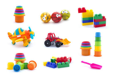 白色背景上的童真世界 儿童玩具的纯粹与想象